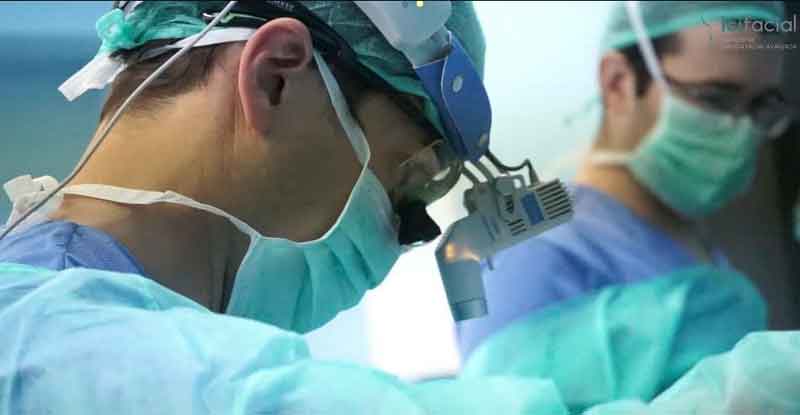 Cirujano estético facial Doctor Macía Colón realizando operación