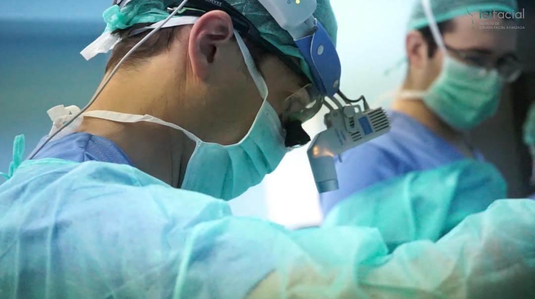 Cirujano experto en rinoplastia