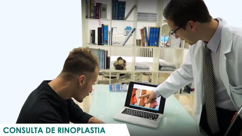 Doctor Macía pasando consulta de rinoplastia en Madrid