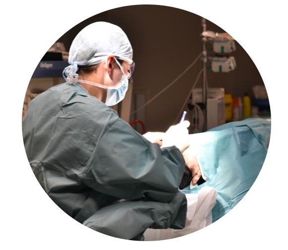 Dr Macía Colón operando a un paciente de rinoplastia