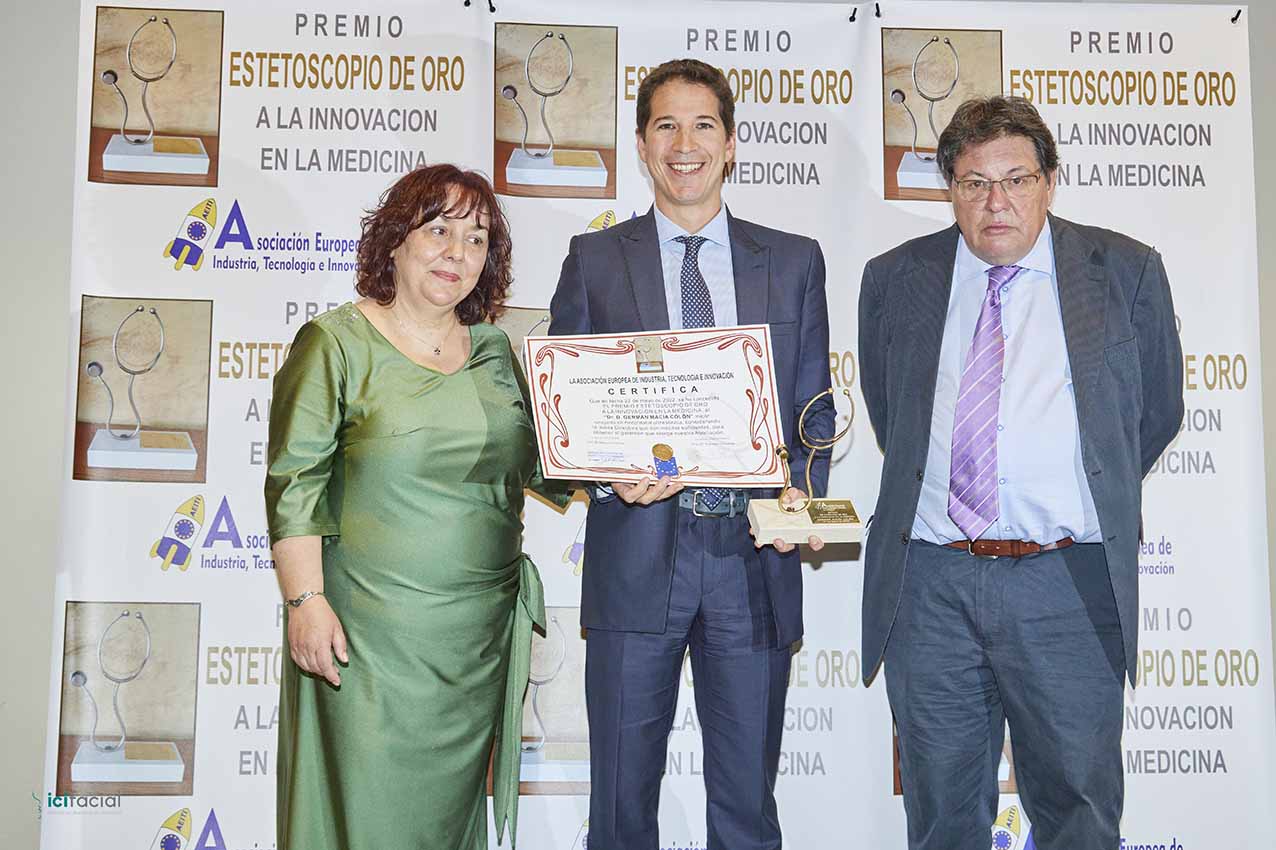 El Dr Macía recibiendo el Premio Estetoscopio de Oro 2022 a la innovación en Medicina