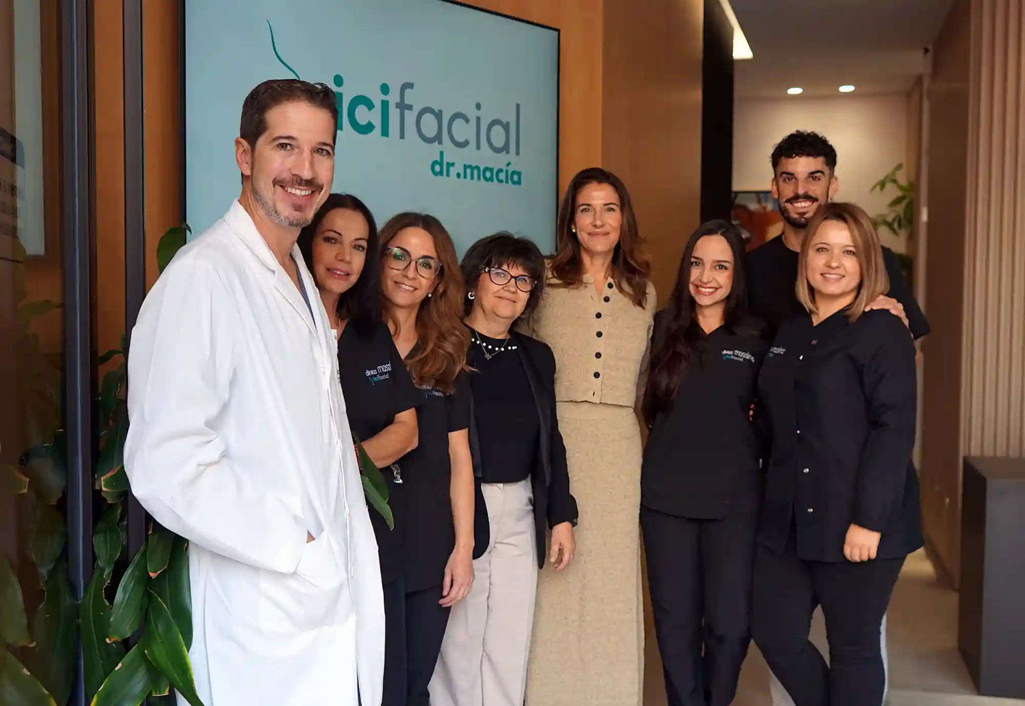 Equipo de la Clínica Icifacial de Madrid con el Doctor Macía al frente