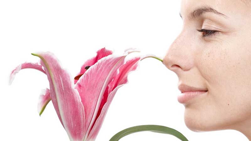 Mujer prueba su olfato tras rinoplastia